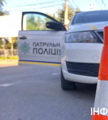 У Франківську неверезий водій наїхав на припарковане авто