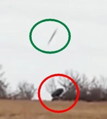 Ракета РСЗВ "HIMARS" за мить до влучання по ворожій позиції РСЗВ БМ-21 "Град". ВIДЕО