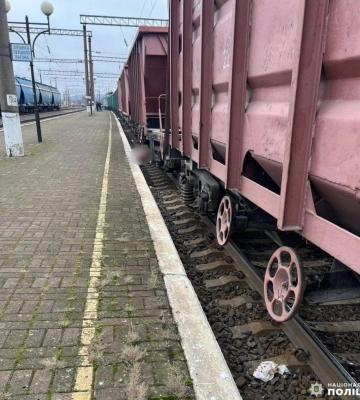 Вантажний потяг “Львів-Здолбунів” на смерть збив жінку: що відомо (ФОТО)