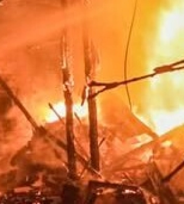 На Львівщині вогнеборці з добровільними помічниками врятували від вогню житловий будинок