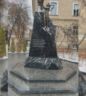 В Харькове убрали игрушки возле памятника детям, погибшим из-за действий РФ