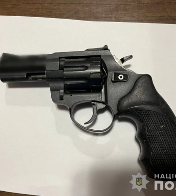 Заради косметики погрожувала револьвером: на Дніпропетровщині жінка пограбувала магазин Eva