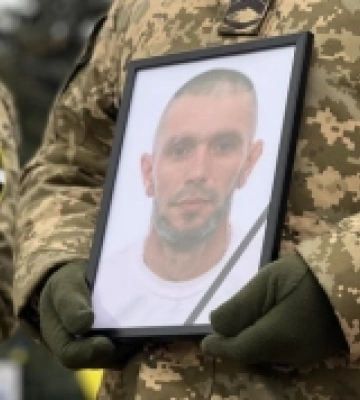 У Рівному на майдані Незалежності попрощалися зі захисником Сергієм Петриною