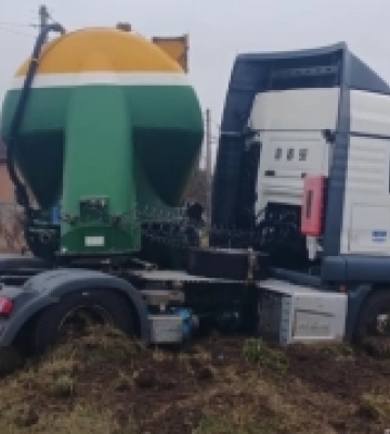У Луцьку пʼяний водій на MAN зʼїхав у кювет