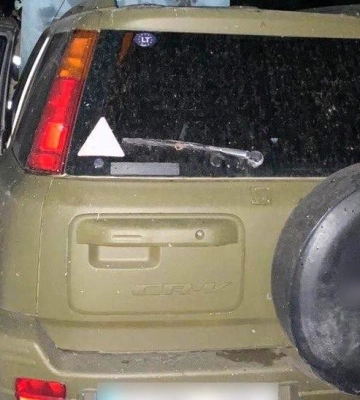 У Кременчуці неповнолітня дівчина підпалила військове авто