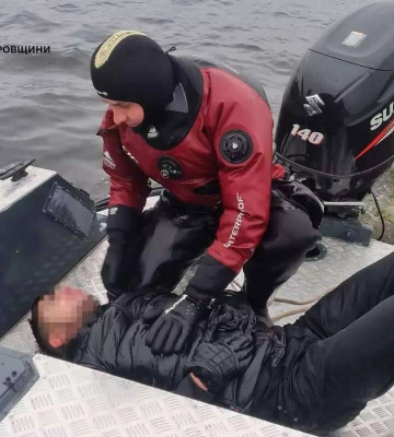 В Днепре мужчина совершил попытку самоубийства, прыгнув с моста: видео