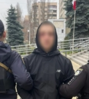 Погрожуючи ножем, заволоділи майном одесита: в Одесі викрили двох черкащан в розбійному нападі та угоні автівки