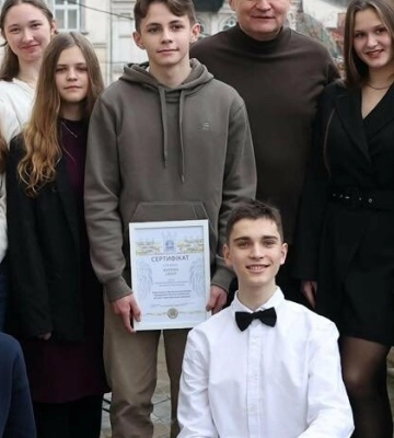 Мер Львова вручив грошові премії найуспішнішим школярам міста
