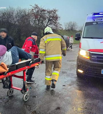 На Миколаївщині внаслідок ДТП постраждали чоловік, жінка та неповнолітня дівчинка. ФОТО