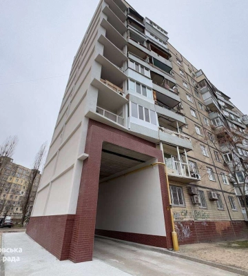 В Днепре закончили реконструкцию дома №118 на ж/м Победа, в который попала вражеская ракета