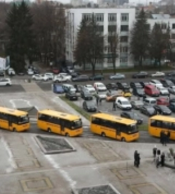 Володимирецька громада отримала новий шкільний автобус
