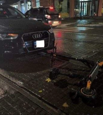 У центрі Миколаєва автомобіль збив чоловіка на електросамокаті