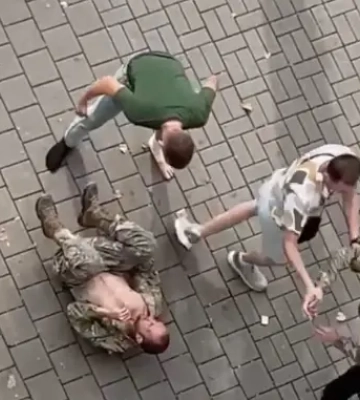 Побиття військового в Івано-Франківську: Суд звільнив трьох нападників від покарання