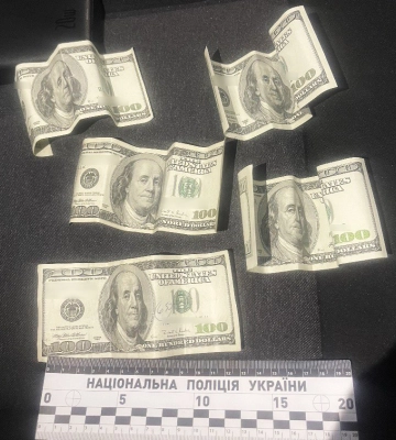 Порушення ПДР, незаконне перевезення бурштину та хабар: на Рівненщині викрили 2 зловмисників