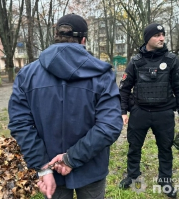 В Одесі спецпризначенці затримали чоловіка, який у житловому кварталі тримав в руках приведену в дію гранату