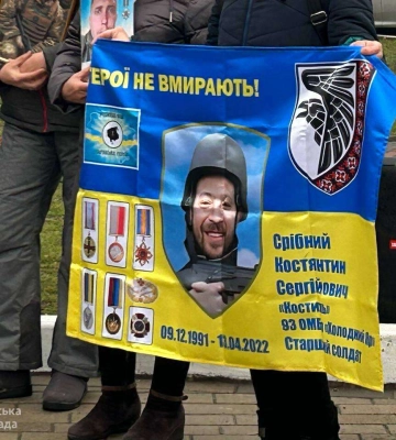 У Дніпрі 5 родинам загиблих військових вручили барельєфи «Ікона пам’яті»