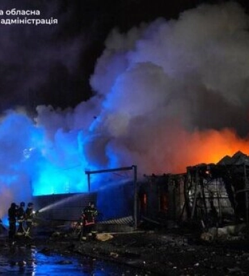 Наслідки атаки РФ на Запоріжжя: 9 загиблих, 17 поранених, серед яких двоє дітей. Зруйновано СТО. ФОТОрепортаж