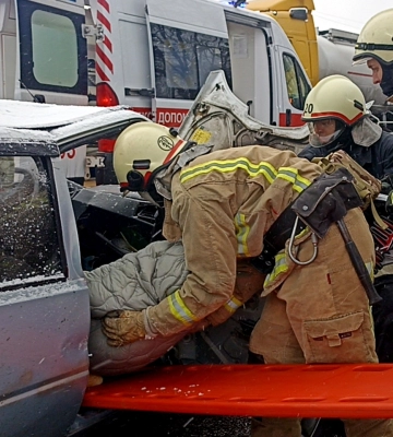 На Сумщині рятувальники деблокували двох людей під час ДТП (відео)