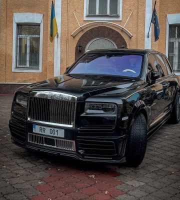 В Киеве заметили дорогой кроссовер Rolls-Royce с ярким тюнингом 