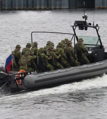 Російські військові ламають човни, уникаючи штурму островів на Дніпрі