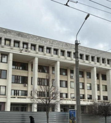 Біля обласної бібліотеки у Полтаві не прибиратимуть паркан ще рік