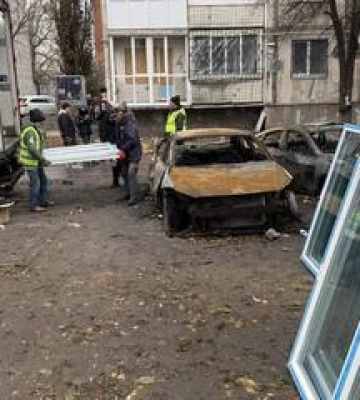 У будинках кременчужан, які постраждали через обстріл РФ, безплатно встановлюють вікна