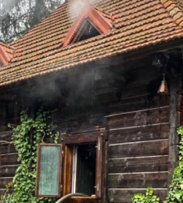 У Львові ледь не згорів дерев’яний житловий будинок