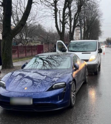 Нетверезий водій у Рівному підбив елітне авто