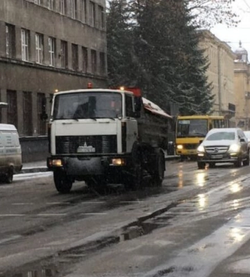 Вночі на вулицях Львова працювала спецтехніка