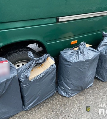У Чорткові поліцейські виявили у зупиненому мікроавтобусі партію контрафактних цигарок