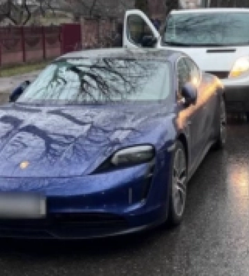 У Рівному нетверезий водій в'їхав у Porsche Taycan