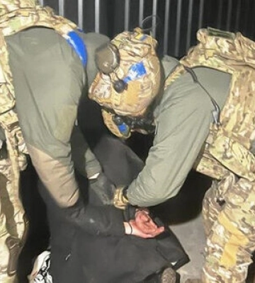 "Вибивали" гроші з важкопораненого воїна ЗСУ та його дружини: На Житомирщині затримано рекетирів, - СБУ. ФОТО