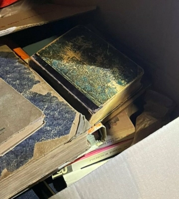 На кордоні з Польщею у львів’янки виявили чотири книги XIX та XX століття