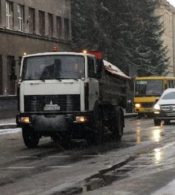 Для посипання доріг Львова вночі використали 63 кубометри протиожеледних матеріалів