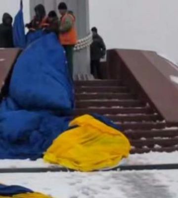 В Киеве непогода повредила самый большой флаг Украины возле &quot;Родины-матери&quot;