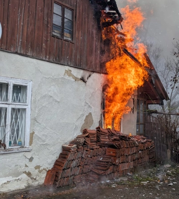 Пожежа у Коломиї: на вулиці Петлюри горів будинок, на місці знайшли тіло чоловіка (відео)
