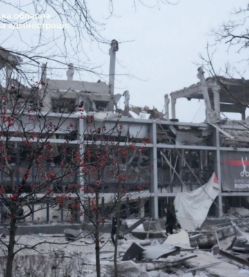 Россияне ударили баллистикой по Запорожью: есть раненые, разрушена клиника – фото, видео