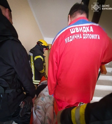 Став заручником власної квартири: надзвичайники врятували життя чоловіку в Чернівцях