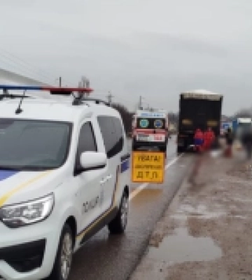 На трасі Одеса-Рені автопоїзд зіштовхнувся з мопедом: є загибла та травмований