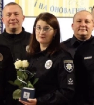 Волинську полісменку з нагоди професійного свята відзначили цінним подарунком