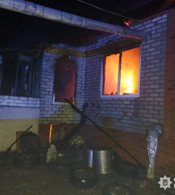 На Харківщині поліція встановлює обставини побутової пожежі, внаслідок якої загинув чоловік
