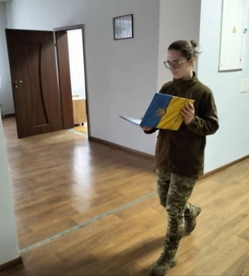 Побувала в зоні бойових дій: 25-річна лучанка служить в обласному ТЦК (фото, відео)