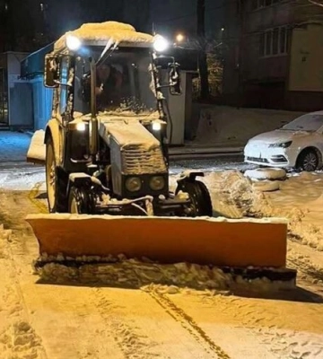 ЛМР для очищення міста від снігу залучила 80% одиниць наявної спецтехніки