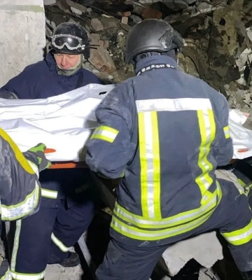 У Запоріжжі з-під завалів дістали ще одну жертву удару рф