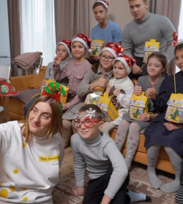 Новогоднюю акцию Фонда Рината Ахметова провели в детском доме семейного типа в Киевской области