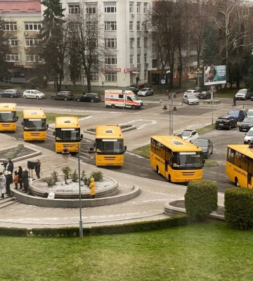 Шість нових шкільних автобусів поїхали у громади Рівненщини