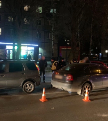 Во Львове водитель без страхового полиса и с алкоголем в крови врезался в два авто