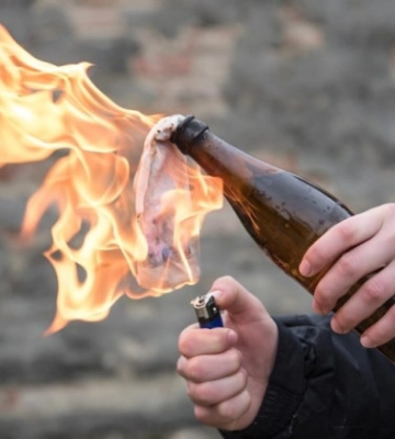 У Києві чоловік вирішив помститися поліції і кинув «коктейль Молотова» у їхні авто
