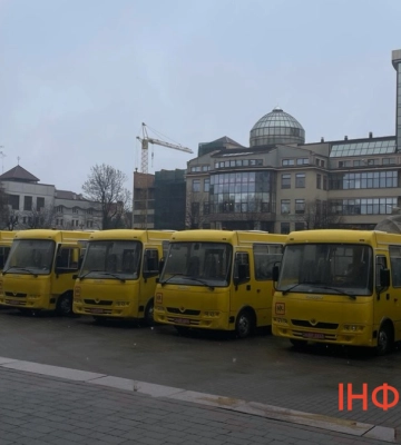 Нові автобуси для шкіл Прикарпаття: як їх розподіляли та скільки вони коштують