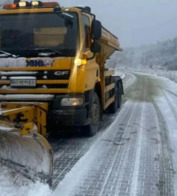 Автошляхи Львівщини від снігу сьогодні чистять понад 120 одиниць техніки